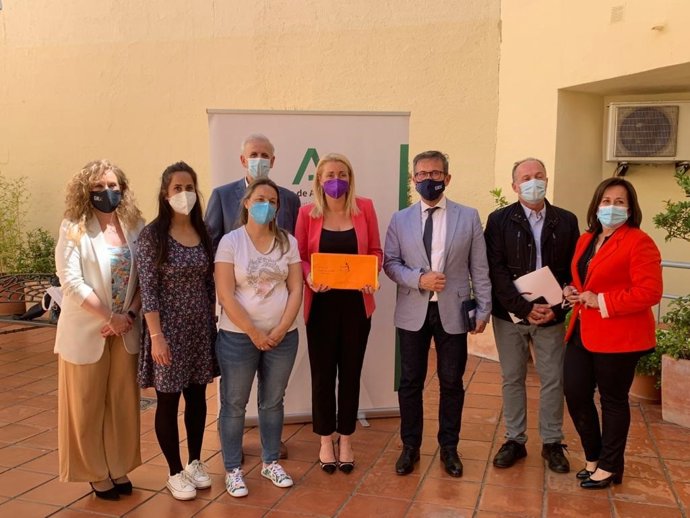 Acto de entrega de cartas solidarias en centro de acogida del IAM