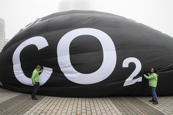 Archivo - 10 September 2019, Hessen, Frankfurt/Main: Greenpeace activists fill a huge balloon with air says "CO2"  during a protest to draw attention to the pollutant emissions of cars, before the International Motor Show (IAA). Photo: Lennart Stock/dpa