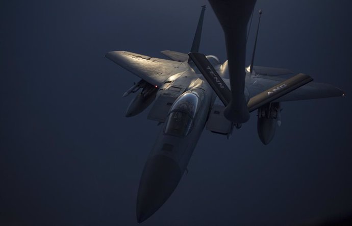 Archivo - May 12, 2019 - Undisclosed location: An Airman piloting an F-15C Eagle receives fuel from a KC-135 Stratotanker from the 28th Expeditionary Aerial Refueling Squadron, May 12, 2019, at an undisclosed location. The 28th EARS maintains constant p