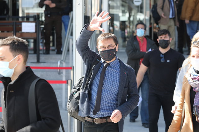 El cofundador de Podemos Juan Carlos Monedero saluda a su salida de los Juzgados de Plaza de Castilla tras declarar como imputado por la presunta financiación irregular del partido 'morado' en el caso ‘Neurona’