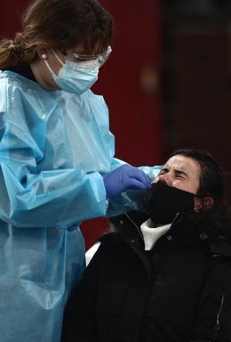 Archivo - Una trabajadora sanitaria protegida realiza uno de los primeros test de antígenos de SARS-CoV-2 en el polideportivo del Campus Sur de Vallecas de la Universidad Politécnica a jóvenes de entre 18 y 29 años, en Madrid, (España), a 21 de enero de