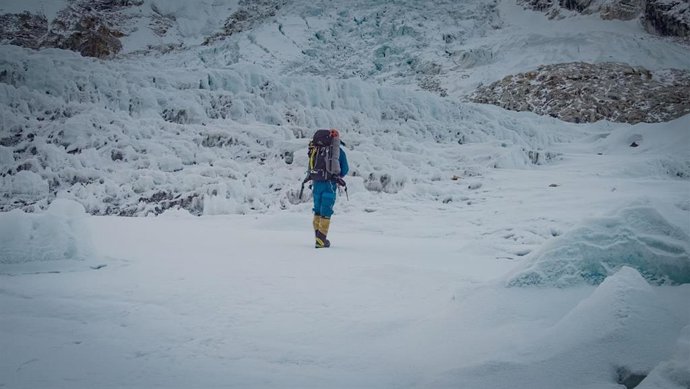 Alex Txikon alcanza el Campo 1 del Everest y buscará el sábado ascender al 2
