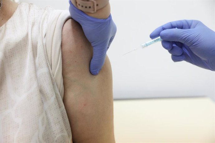 Una persona recibe la vacuna de Moderna contra el Covid-19, en el Centro de Vacunación de la calle General Oraa, a 7 de mayo de 2021, en Madrid (España). Según datos del Ministerio de Sanidad, en la Comunidad de Madrid se han administrado un total de 2.