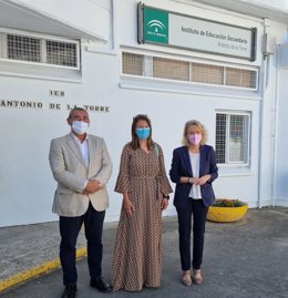 Visita del delegado territorial de Educación y Deporte de la Junta en Cádiz, Miguel Andréu, acompañado por la concejala de Educación del Ayuntamiento de El Puerto de Santa María, Lola Campos, al IES Antonio de la Torre.