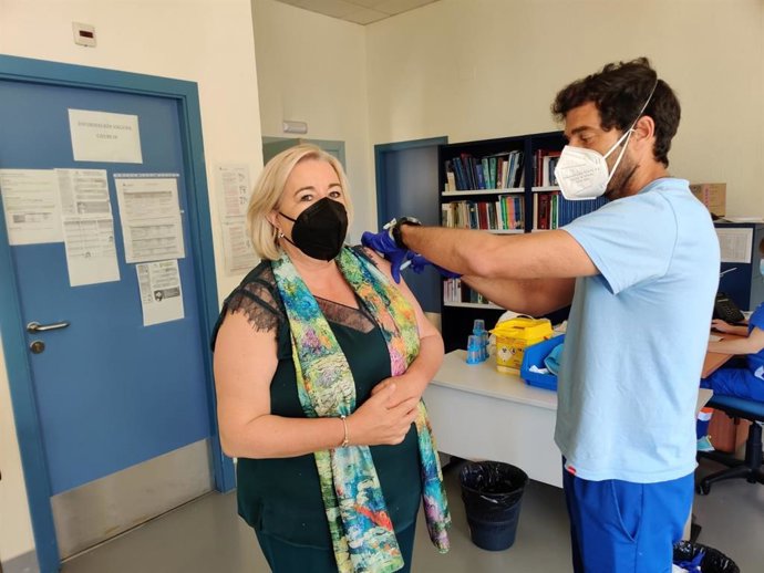 La delegada de Salud de Huelva, Manuela Caro, recibe la primera dosis de la Covid-19.
