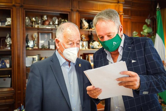 El alcalde de Roquetas de Mar, Gabriel Amat, y el director general de Asistencia Sanitaria y Resultados en Salud del SAS, Diego Vargas.