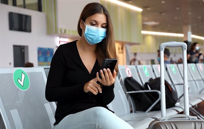 Archivo - Mujer en aeropuerto