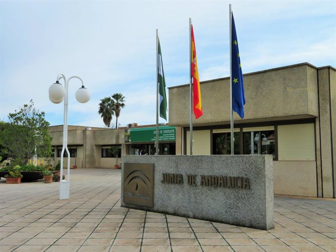 Archivo - Fachada de la Delegación de Empleo en Huelva.