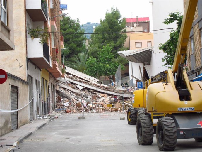 Archivo - Imagen de una vivienda en Lorca derribada tras el terremoto