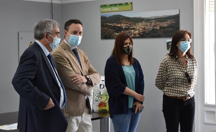 El delegado de Agricultura, Ganadería, Pesca y Desarrollo Sostenible de la Junta de Andalucía en Córdoba, Juan Ramón Pérez (segundo por la izda.), en su visita a Priego de Córdoba.