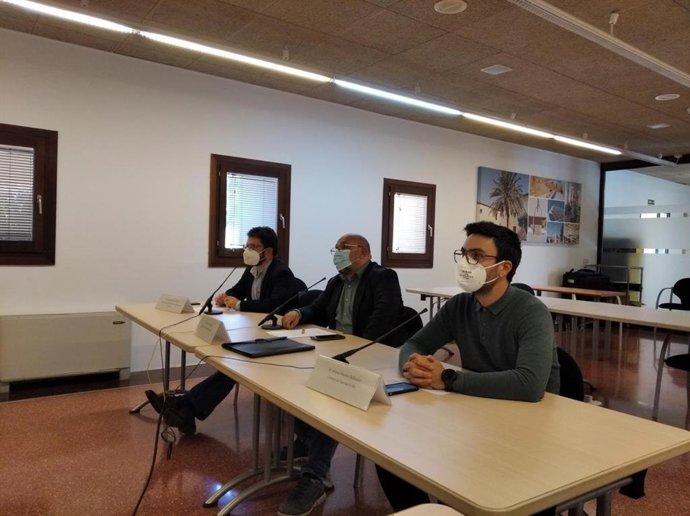 El director general de Innovación, Eduardo Zúñiga; el director general de Política Universitaria e Investigación, Pep Lluís Pons, y el gerente de la Fundació Bit, Álvaro Medina, presentan una nueva edición del 'Miro In Cube'