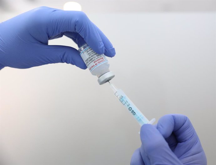 Un profesional sanitario sostiene un vial de la vacuna de Moderna contra el Covid-19, en el Centro de Vacunación de la calle General Oraa, a 7 de mayo de 2021, en Madrid (España). Según datos del Ministerio de Sanidad, en la Comunidad de Madrid se han a