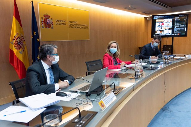 El secretario de Telecomunicaciones e Infraestructuras Digitales, Roberto Sánchez (i), junto a la vicepresidenta segunda y ministra de Asuntos Económicos, Nadia Calviño (centro), en una reunión co los operadores.