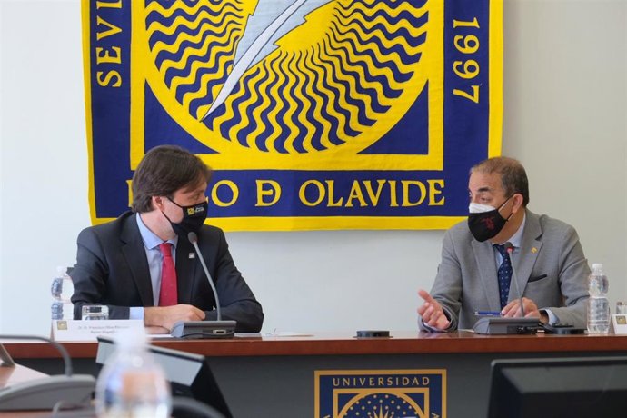 Los rectores en la firma de la entrega de la nave