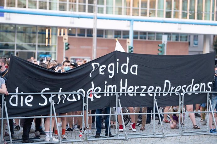 Archivo - Contramanifestantes durante una marcha de PEGIDA en Dresde.