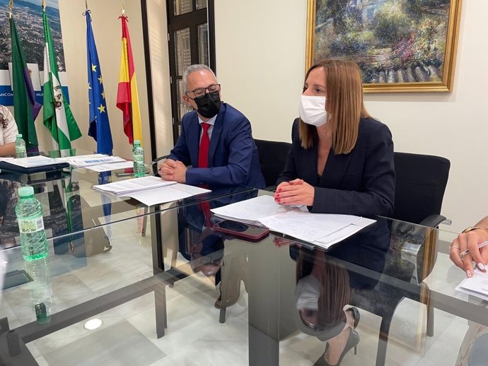 Visita de la responsable del área de Empleo de Diputación y vicepresidenta del IEDT, Ana Carrera, al Campo de Gibraltar para explicar el programa DipuEmplea.