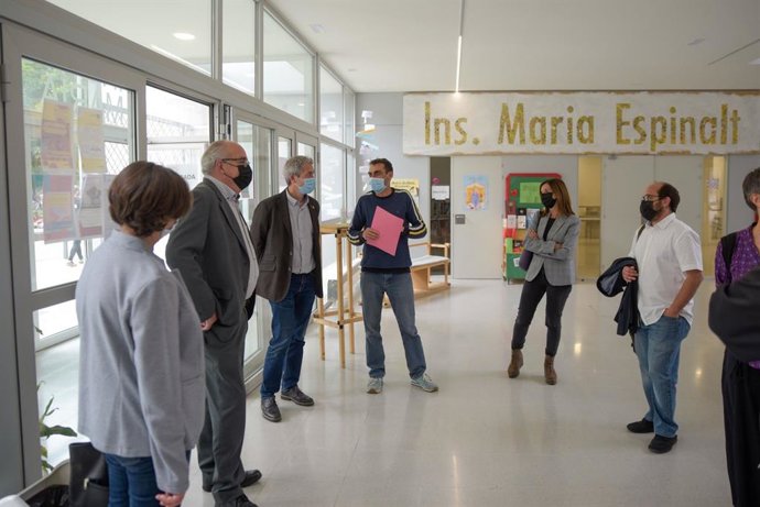 El conseller d'Educació de la Generalitat, Josep Bargalló, amb representants de les administracions educatives i de l'Institut Maria Espinalt de Barcelona.