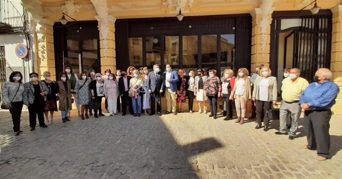 El ministro y el alcalde de Martos (c), junto a integrantes del club de lectura.