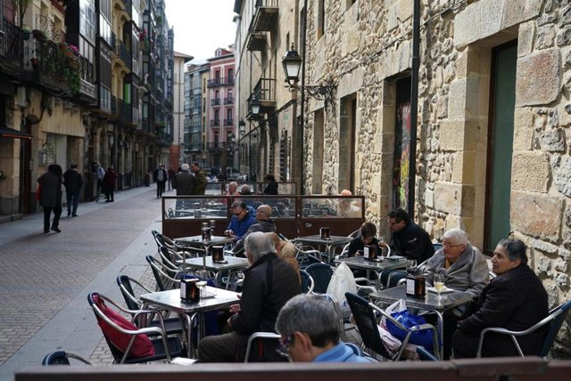 Transeúntes pasean por Bilbao tras la declaración de estado de alarma por coronavirus
