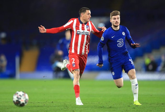 Archivo - 17 March 2021, United Kingdom, London: Atletico Madrid's Jose Maria Gimenez (L) and Chelsea's Timo Werner battle for the ball during the UEFAChampions League round of 16 second leg match between Chelsea and Atletico Madrid at Stamford Bridge.
