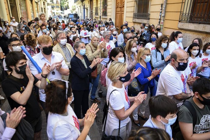 Varias personas durante una concentración contra el cierre del Institut Franais en Valncia