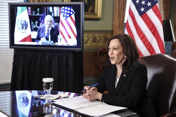 La vicepresidenta de EEUU, Kamala Harrisl, mantiene un encuentro virtual con el presidente de México, Andrés Manuel López Obrador.