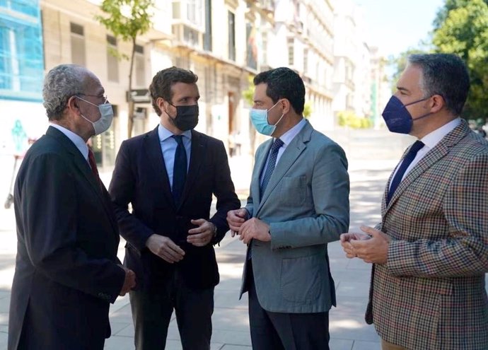 El líder del PP, Pablo Casado, y el presidente de la Junta de Andalucía, Juanma Moreno, en una visita a Málaga. A 7 de mayo de 2021.