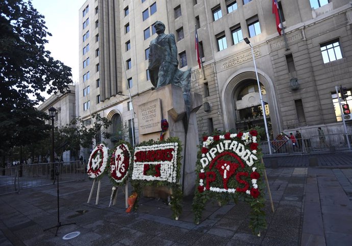 Archivo - 11 September 2019, Chile, Santiago: Flowers lie next to the statue of the then overthrown Chilean President Salvador Allende, on the occasion of the 46th anniversary of the 1973 Chilean coup d'etat. On 11 September 1973, the Chilean military d