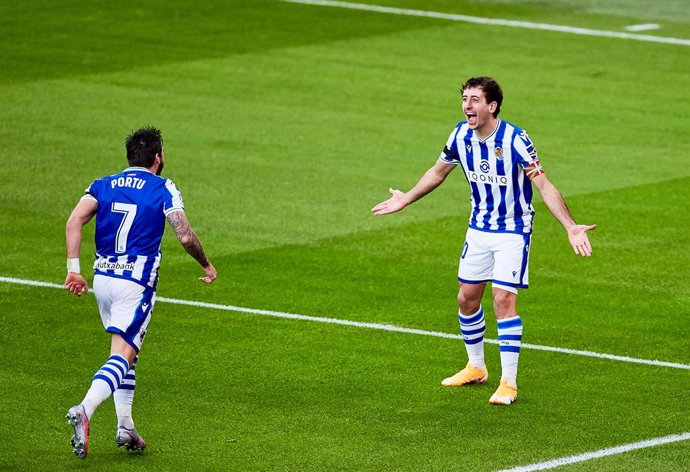 Archivo - Cristian Portugues and Mikel Oyarzabal of Real Sociedad celebrating a goal during the Spanish league, La Liga Santander, football match played between Athletic Club and Real Sociedad at San Mames stadium on December 31, 2020 in Bilbao, Spain.