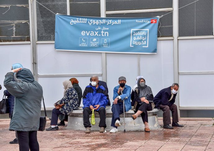 Un grupo de personas espera su turno para la vacuna contra el coronavirus en un centro médico de la capital tunecina.