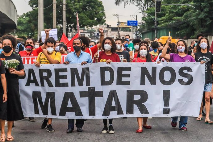 07 May 2021, Brazil, Rio De Janeiro: People take part in a demonstration following the death of at least 25 people during a police raid on 07 May against gangs of drug traffickers in the favela. Photo: Ellan Lustosa/ZUMA Wire/dpa