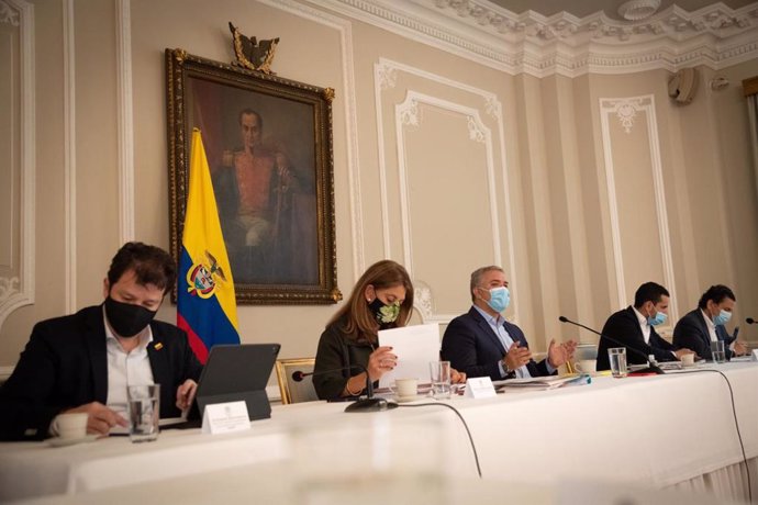 07 May 2021, Colombia, Bogota: Colombian President Ivan Duque (3rd L) and Vice President Marta Lucia Ramirez participate in a meeting with members of the Coalition of Hope in the context of the protests that have been taking place in the country for mor