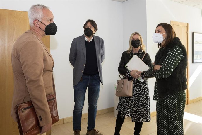 La consejera de Presidencia, Interior, Justicia y Acción Exterior,Paula Fernández, se reúne con responsables del Colegio de Farmacéuticos