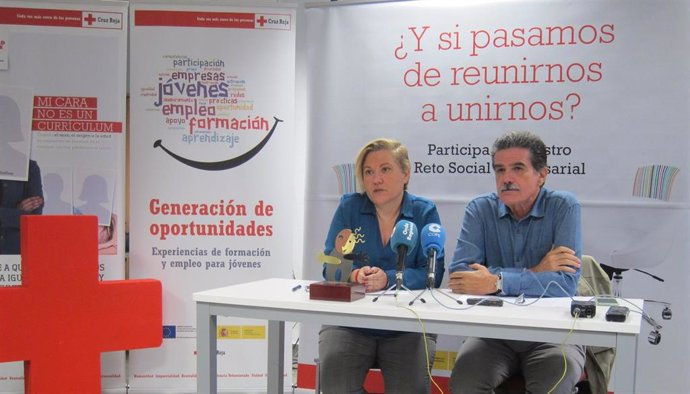 Archivo - La directora de Plan de Empleo de Cruz Roja en la Región de Murcia, Encarni Marín, y el presidente autonómico de Cruz Roja, Faustino Herrero