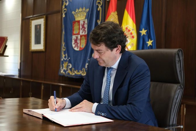 El presidente de la Junta, Alfonso Fernández Mañueco, firma la ley por la que se modifica la normativa.