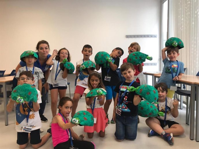 Un grupo de menores con altas capacidades en uno de los programas de Talentum.