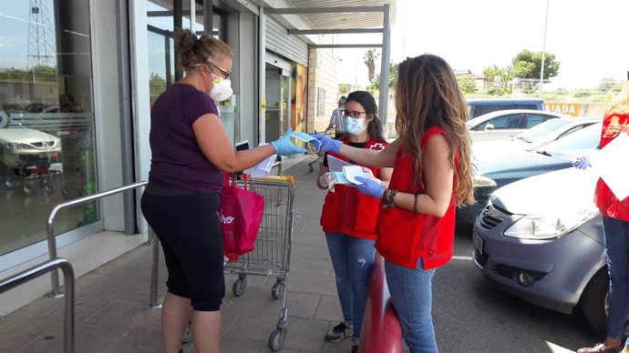 Voluntarias de Cruz Roja reparten mascarillas