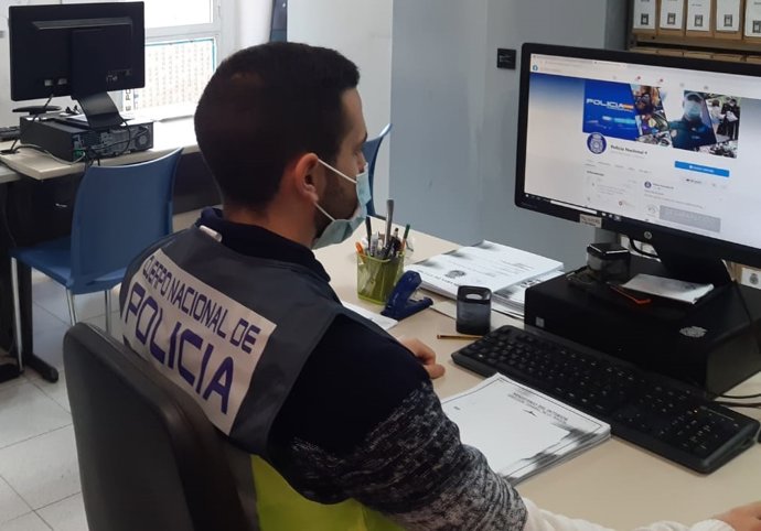 Archivo - Agente de la Policía Nacional