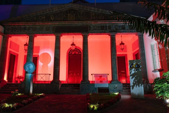 La fachada del Parlamento de Canarias se ilumina de rojo por el Día Mundial de la Cruz Roja y de la Media Luna Roja