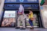Casas de apuestas hasta las 2,00 con seis personas por mesa y hasta 75% de aforo en cines en nivel 2 de alerta