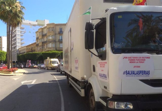 Archivo - Caravana de feriantes en Almería