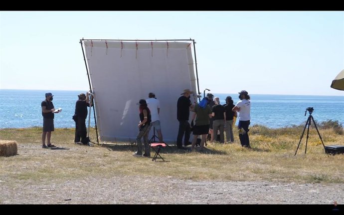 Jaime García Parra rueda 'Enero del 66' en la playa de Macenas con el apoyo de Diputación.
