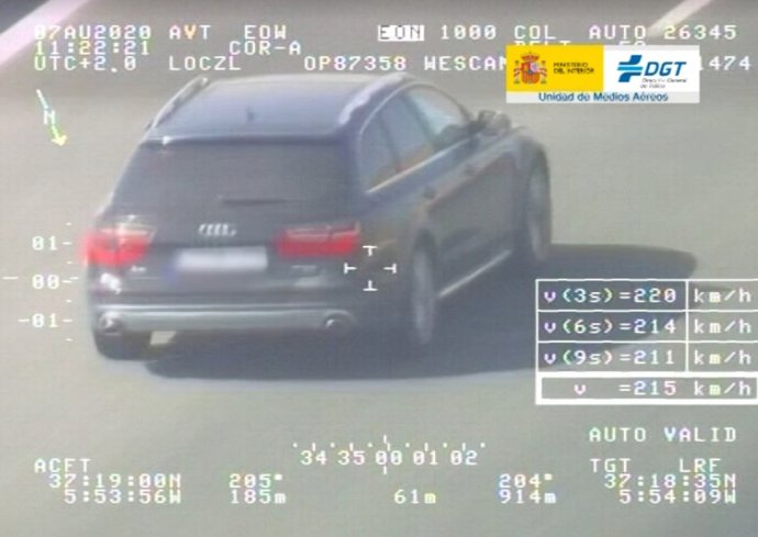 Archivo - Vehículo a gran velocidad captado por un helicóptero de la DGT