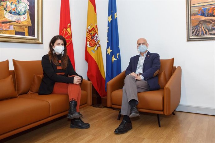 La alcaldesa de Lodosa, Lourdes San Miguel, y el consejero de Cohesión Territorial, Bernardo Ciriza