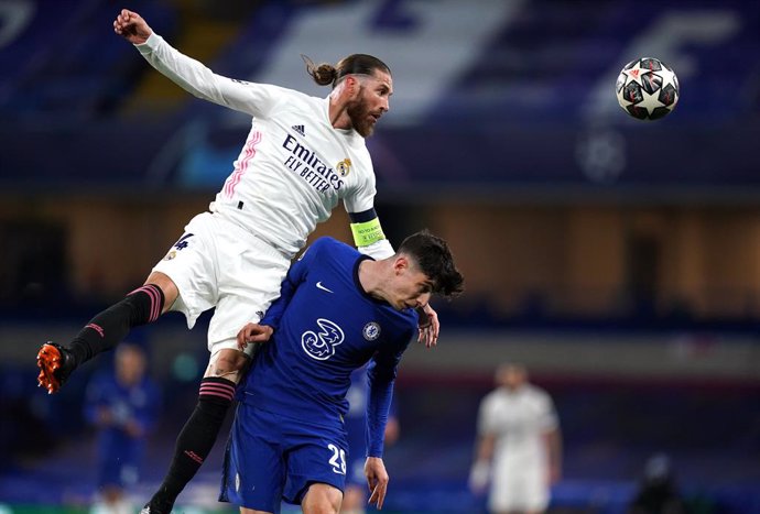 05 May 2021, United Kingdom, London: Real Madrid's Sergio Ramos (L) and Chelsea's Kai Havertz battle for the ball during the UEFA Champions League Semi-Final second leg soccer match between Chelsea FC and Real Madrid CF at Stamford Bridge. Photo: Adam D
