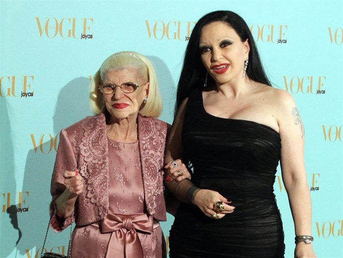 AMÉRICA Y SU HIJA ALASKA
