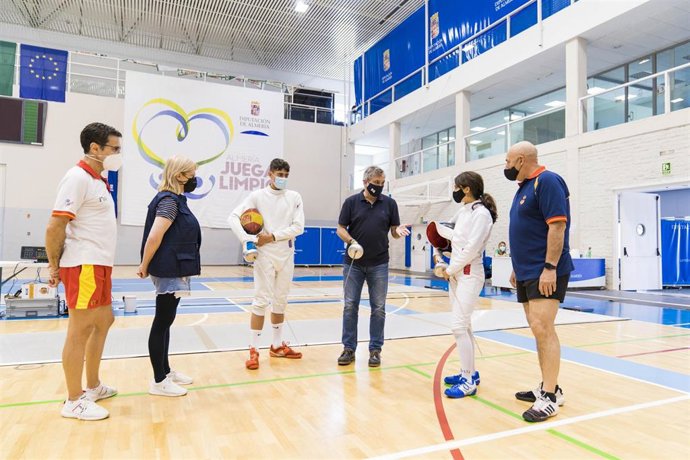 Ángel Escobar Céspedes Vicepresidente 1. Diputado Delegado de Deportes y Juventud visita entrenamientos de Esgrima en el Pabellón de deportes Moisés Ruiz.
