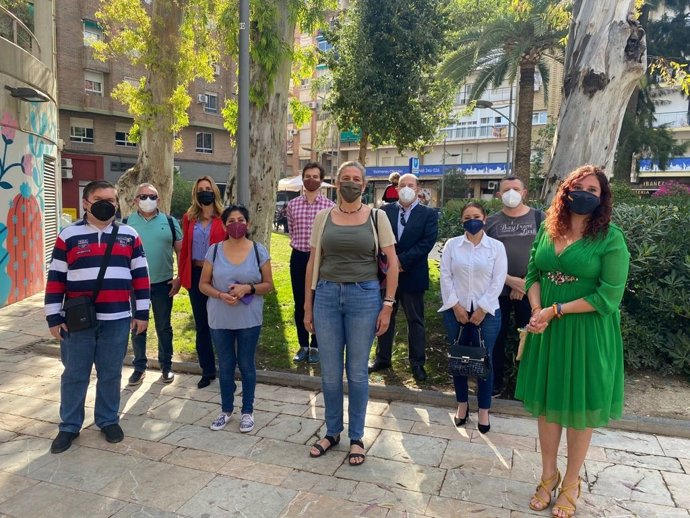 Las concejalas del Grupo Municipal Popular, Mercedes Bernabé y Pilar Torres, se han reunido esta mañana, en el auditorio del Cuartel de Artillería, con representantes del Mercado Mixtura y la presidenta de la Junta de Distrito de El Carmen