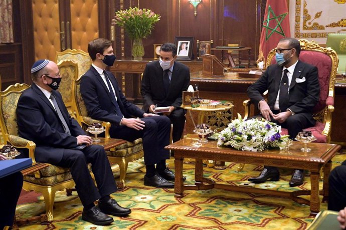 Archivo - HANDOUT - 22 December 2020, Morocco, Rabat: US President Donald Trump's senior advisor and son-in-law Jared Kushner (2nd L) and Israeli National Security Advisor Meir Ben-Shabbat (L)meet with Moroccon King Mohammed VI at at the Royal Palace a