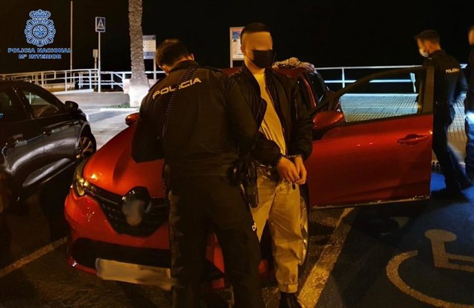 Instante en que los agentes de la Policía detienen al presunto autor de un delito de robo con fuerza en interior de vehículo en Palma.